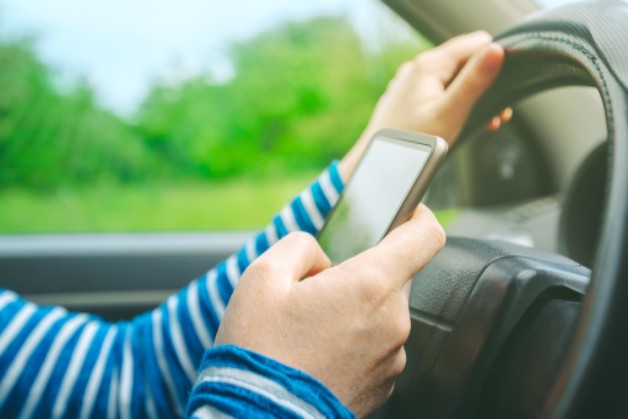 woman texting while driving