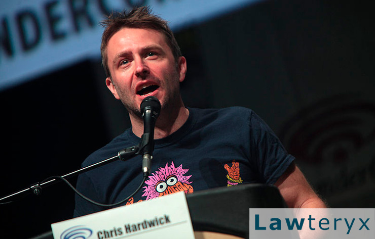 Chris Hardwick speaks to a crowd